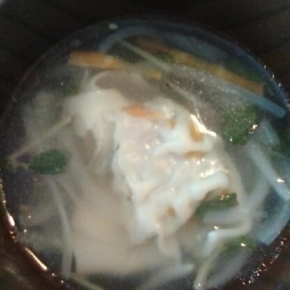 余って冷凍しておいた餃子で。焼くほど数が無かったので、スープで気軽に食べられて良かったです！